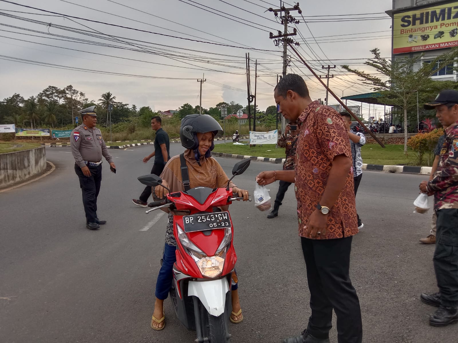 Kejari Bintan Bagi-bagi Takjil untuk Masyarakat yang Melewati Jalan KM 16 Taopaya