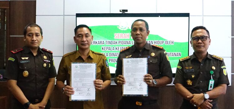 Serah Terima Perkara Tindak Pidana Lingkungan Hidup oleh Kepala Kejaksaan Negeri Bintan kepada Kepala Dinas Lingkungan Hidup dan Kehutanan Kepulauan Riau